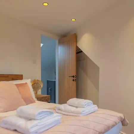 Escape 2 Unwind At The Parade, Accommodates 10 Holiday home York