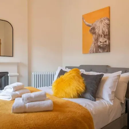 Escape 2 Unwind At The Parade, Accommodates 10 Holiday home *