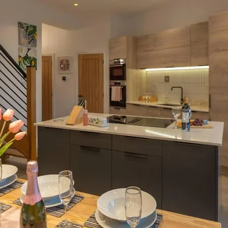 Escape 2 Unwind At The Parade, Accommodates 10 York