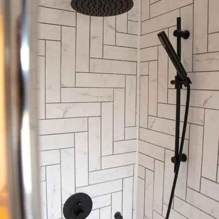 Escape 2 Unwind At The Parade, Accommodates 10 *