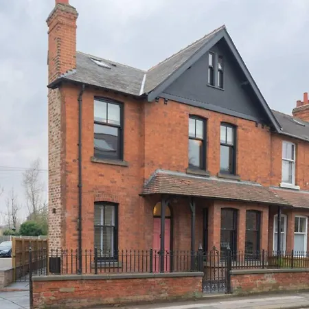 Escape 2 Unwind At The Parade, Accommodates 10 ヨーク