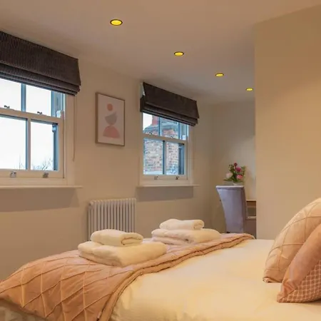 Escape 2 Unwind At The Parade, Accommodates 10 Casa vacanze York