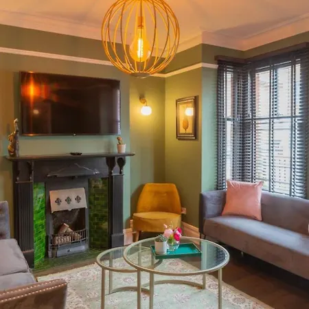 Escape 2 Unwind At The Parade, Accommodates 10 *