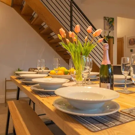 Escape 2 Unwind At The Parade, Accommodates 10 York