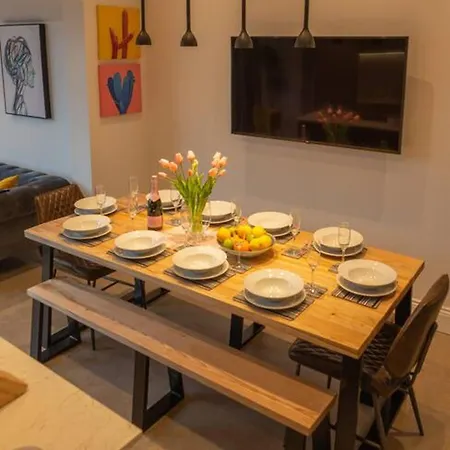 Escape 2 Unwind At The Parade, Accommodates 10 York