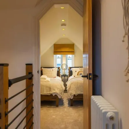 Escape 2 Unwind At The Parade, Accommodates 10 York