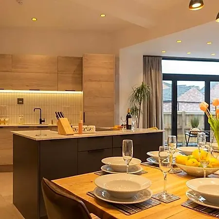 Escape 2 Unwind At The Parade, Accommodates 10 * York
