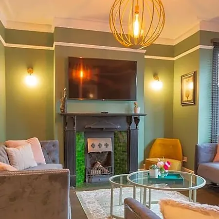 Escape 2 Unwind At The Parade, Accommodates 10 York