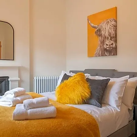 Escape 2 Unwind At The Parade, Accommodates 10 * York