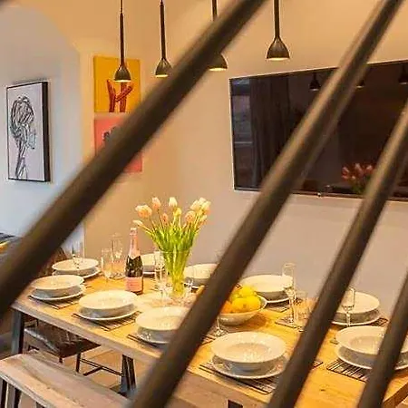 Escape 2 Unwind At The Parade, Accommodates 10 *