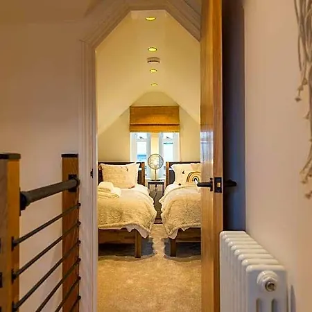 Escape 2 Unwind At The Parade, Accommodates 10
