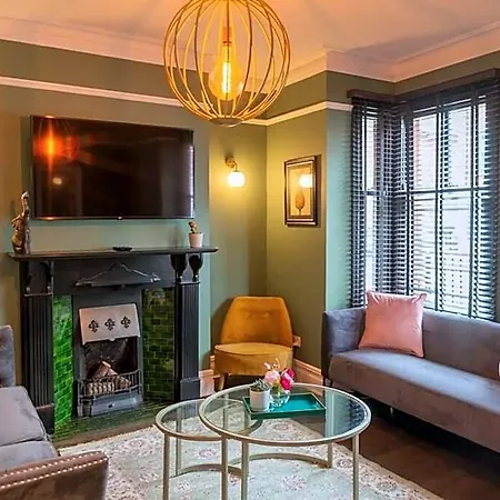 Escape 2 Unwind At The Parade, Accommodates 10 Casa de Férias *