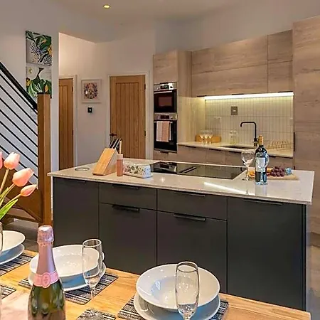 Casa de Férias Escape 2 Unwind At The Parade, Accommodates 10 York