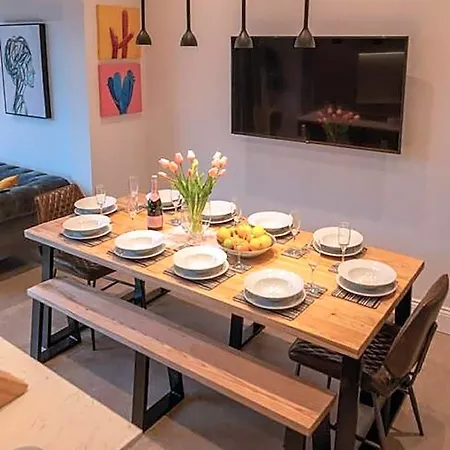 Escape 2 Unwind At The Parade, Accommodates 10 *