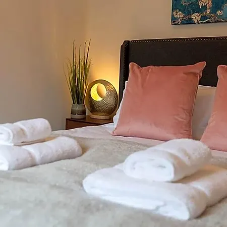 Escape 2 Unwind At The Parade, Accommodates 10 *