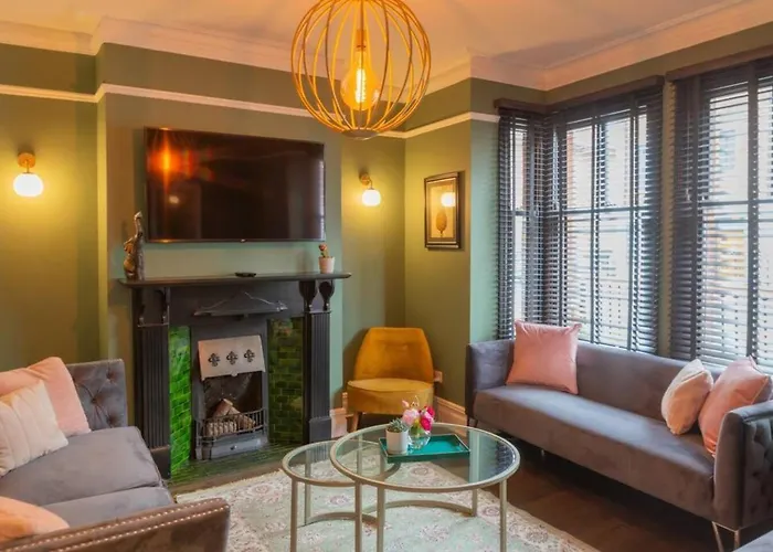 Escape 2 Unwind At The Parade, Accommodates 10 Ferienhaus