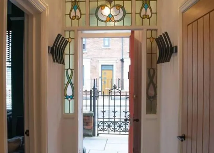 Escape 2 Unwind At The Parade, Accommodates 10 York