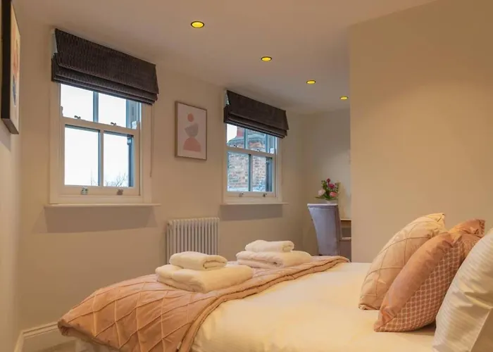 Ferienhaus Escape 2 Unwind At The Parade, Accommodates 10 York