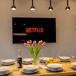 Vakantiehuis Escape 2 Unwind At The Parade, Accommodates 10 York