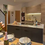 Escape 2 Unwind At The Parade, Accommodates 10 York