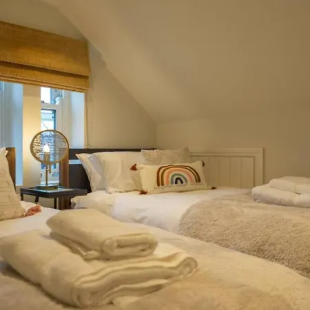 Escape 2 Unwind At The Parade, Accommodates 10 Hébergement de vacances York