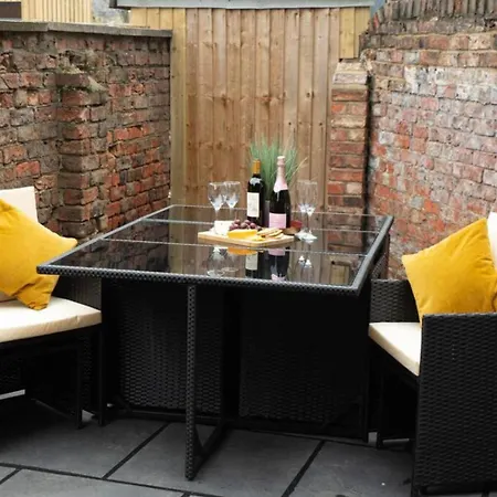 Escape 2 Unwind At The Parade, Accommodates 10 * York