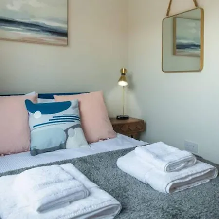 Escape 2 Unwind At The Parade, Accommodates 10