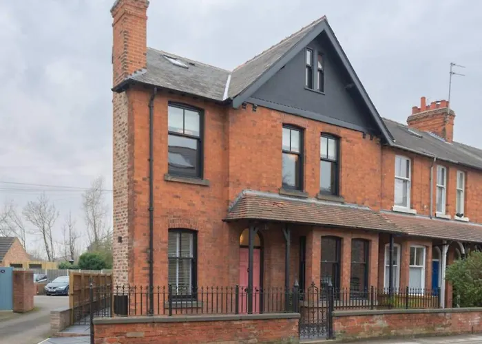 Escape 2 Unwind At The Parade, Accommodates 10 York