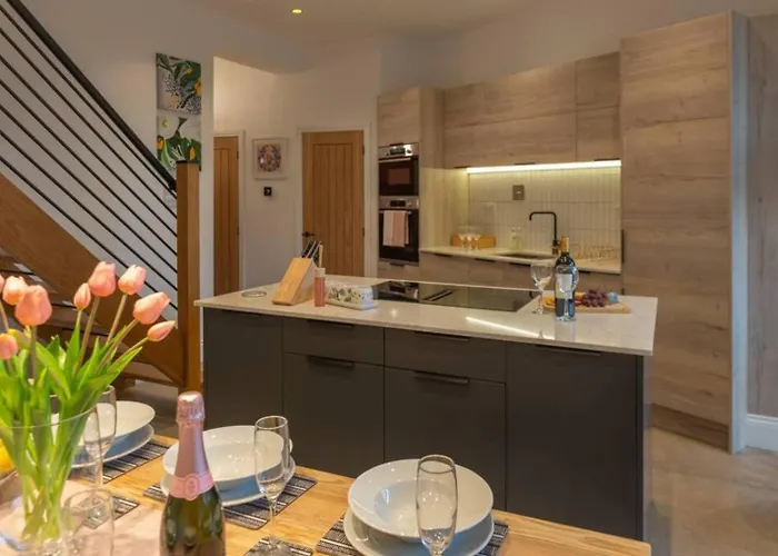 Escape 2 Unwind At The Parade, Accommodates 10 York