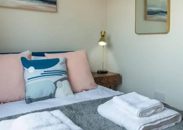 Escape 2 Unwind At The Parade, Accommodates 10