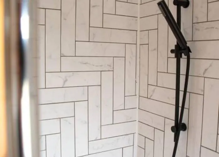 Escape 2 Unwind At The Parade, Accommodates 10 *